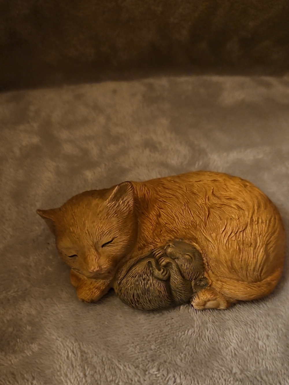 Brown Sleeping Cat Figurine with Kitten - Decorative Pet Statue